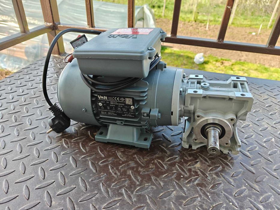 Нов електромотор с редуктор 0.25 kW – 1390 об/мин, редукция 1:25 (комплект)