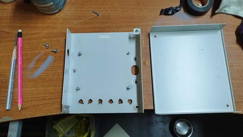 Кутия метална за кабели или комуникации 16/18/3см бяла