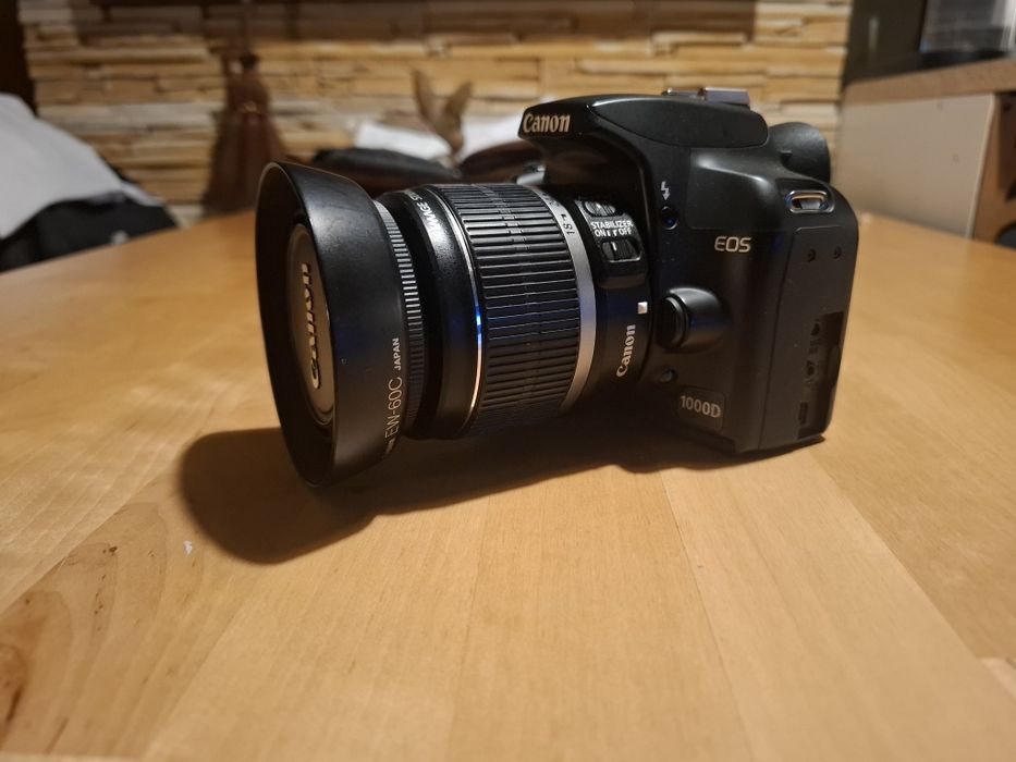 Vând kit canon 1000D + obiectiv 18-55mm 1:3.5 - 5.6 cu filtru