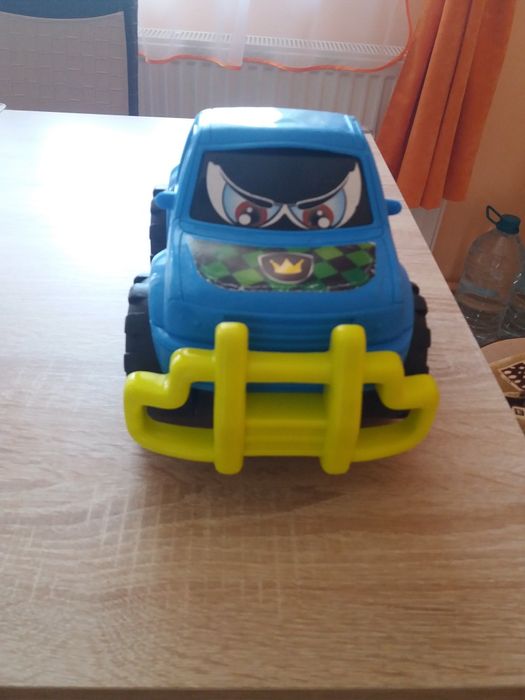 Masinuta Jeep,pentru copii,de plastic.Pret.20 lei.