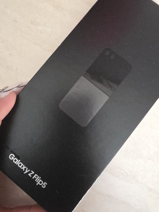 Samsung Galaxy Z Flip5  с 8GB RAM и 512GB 


Този проду