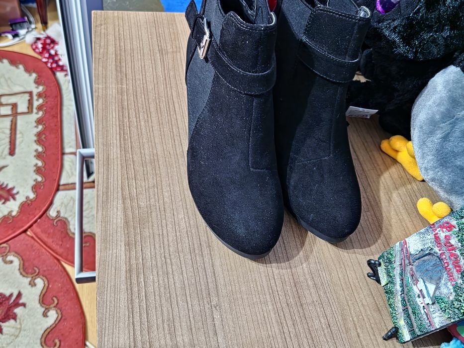 Ghete negre din imitație piele întoarsă, cu elastic ,fără fermoar,mări