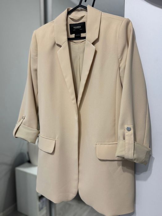 Дамско сако в бежов цвят