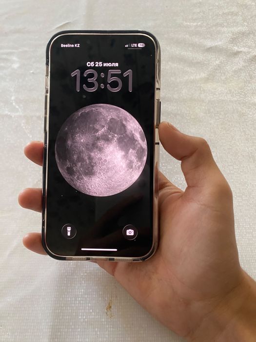Iphone 13 red.