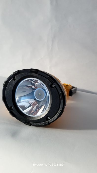 Lanternă cu multiple funcți și încărcare solară și USB