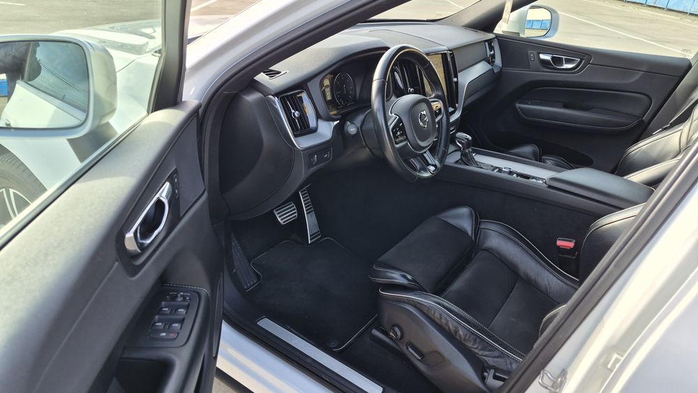 Volvo XC 60  /  R - Design  / 2018 /  190 cai / 4 × 4