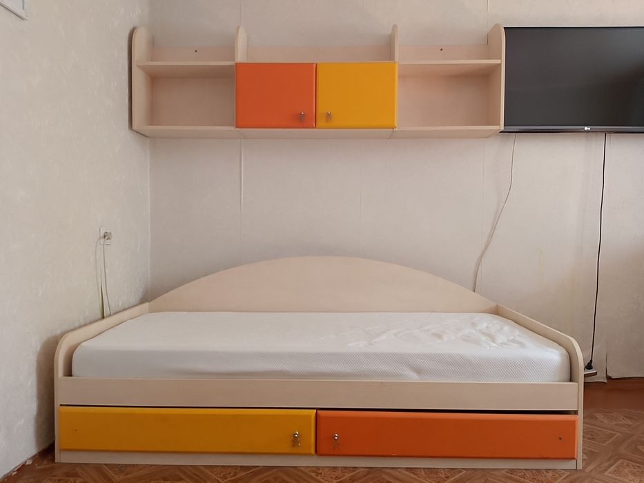 Подростковый гарнитур, кровать, тумбочки, полочки