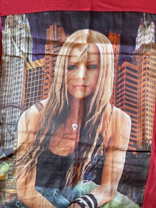 Tricou roșu casual cu imprimeu urban – Stil unic și confortabil