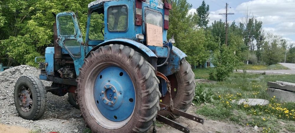 Трактор т40 с плугом трёх карпусном
