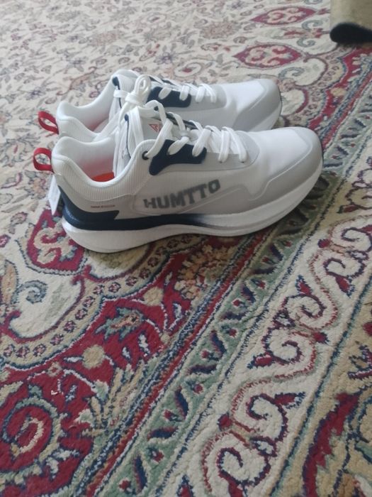 Продам кросовки фирмы humtto