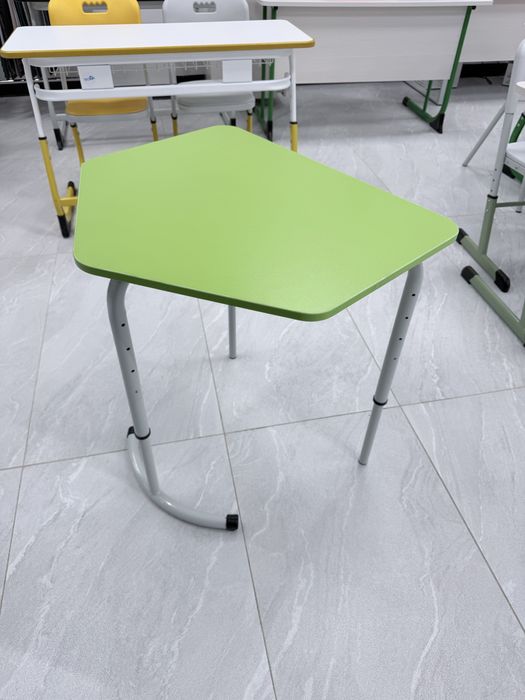 Продам мебель: парты, шкаф