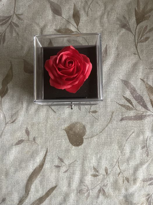 Подаръчна кутия с цвете и колие, дамски подарък за Свети Валентин