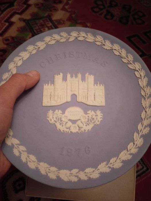 Vand farfurie decorata manual pt Craciun made in England by Wedgwood