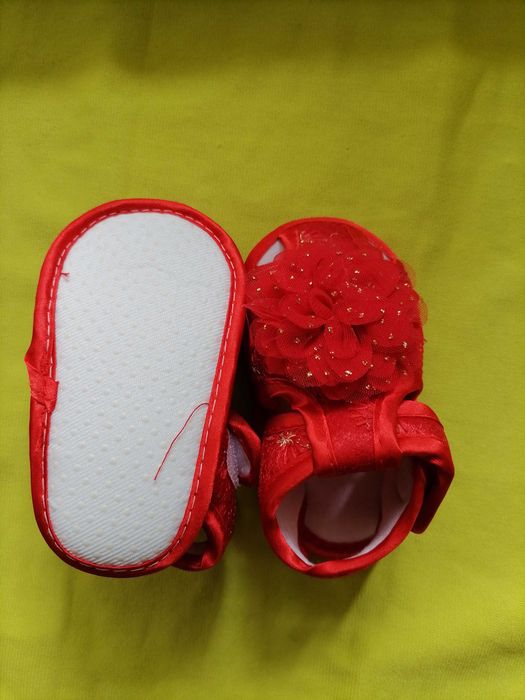Червени бебешки сандалки
