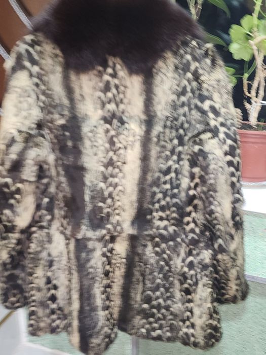 Утеплённые свитер. И Натуральная шуба тигровая. Воротник из лесы..