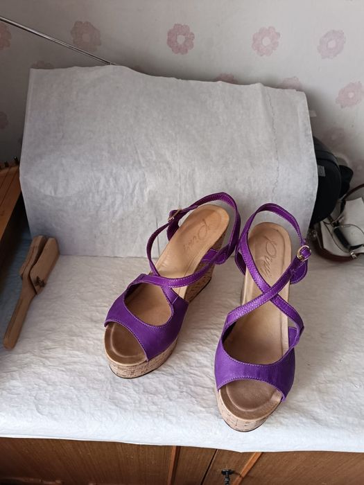 Продам кожаные босоножки