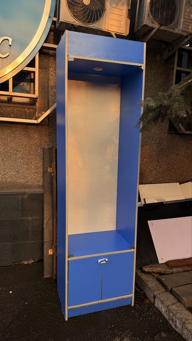 Отдам бесплатно шкаф с стекляными полками