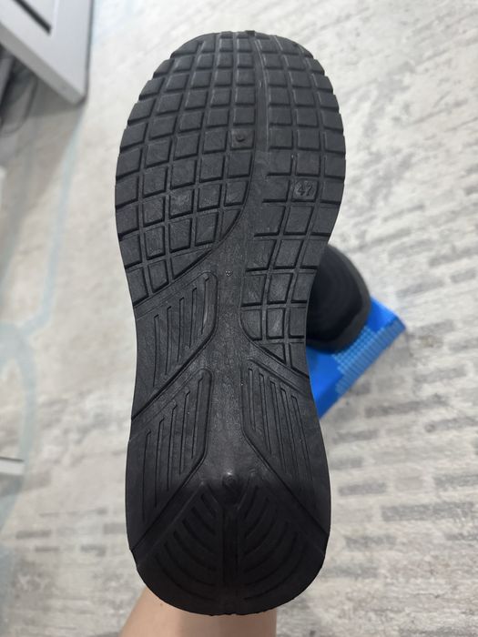 Продам кроссовки летние