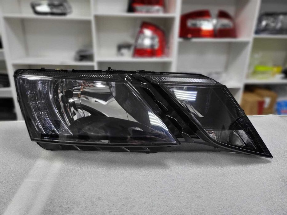 Фара правый, левый Skoda Octavia A7