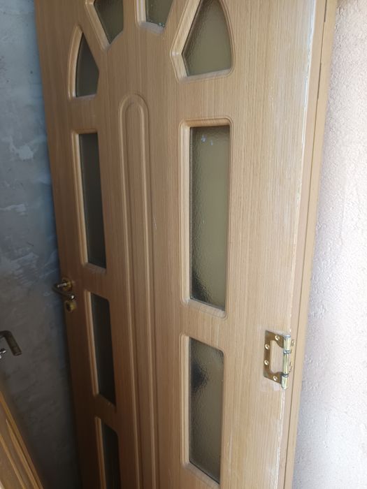 Vând 4 uși de lemn