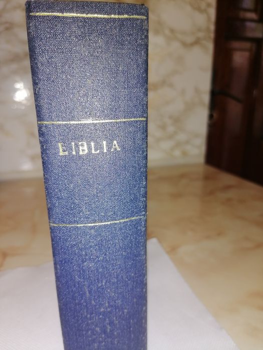 Biblie veche, rara, editata în Anglia an 1966.