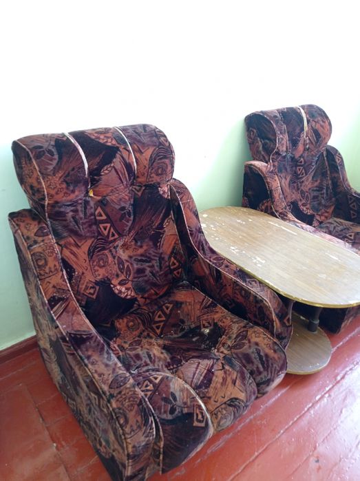 Диван+журнальный столик сотилади