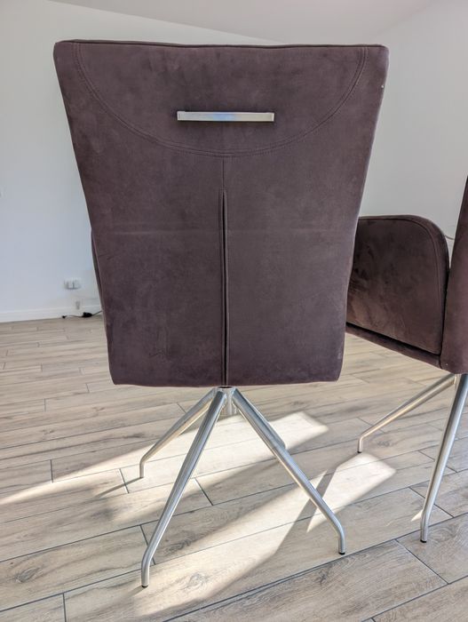 Scaune maro rotative, sunt ca și noi