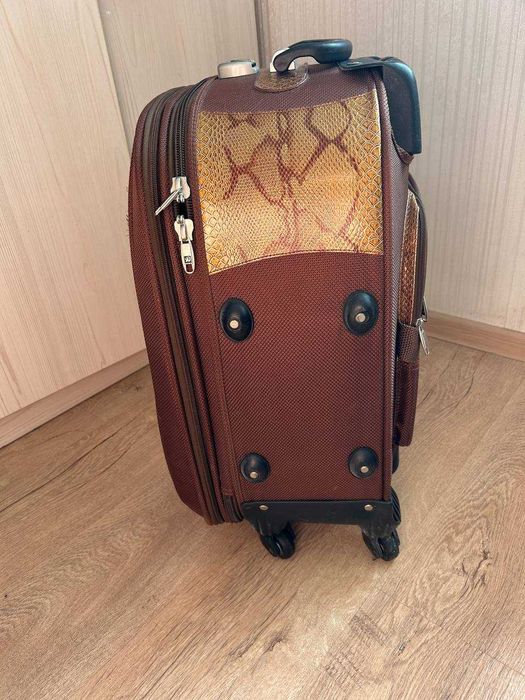 Продам средних размеров чемодан