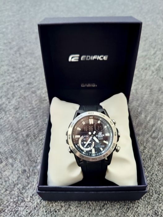 Часовник CASIO  Edifice  ECB-40P-1AEF