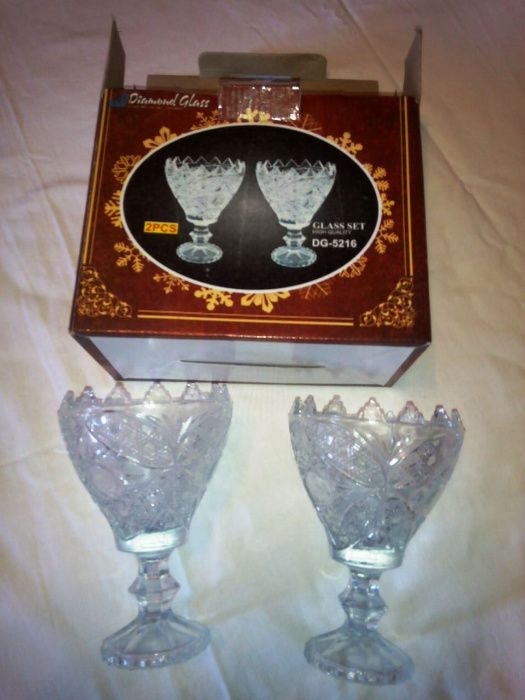 Продам набор из двух стеклянных вазочек