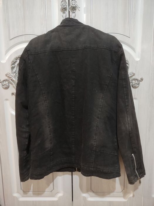 Продается куртка в среднем состоянии