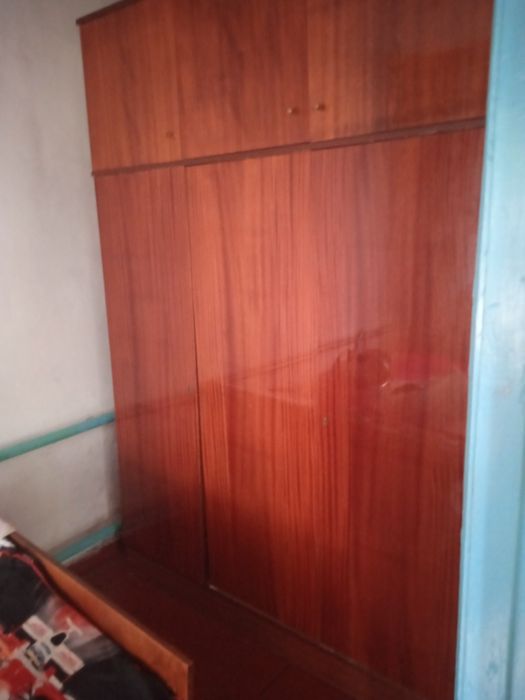 Продам шифоньер с антресолью.