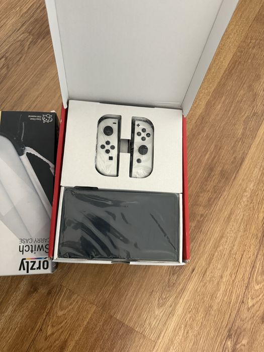 Consolă Nintendo Switch OLED (White) - Ca nouă + Husă Protecție Orzly