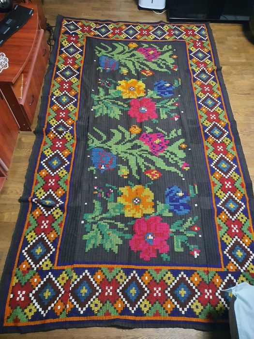 Covor românesc  (2.83m x 1.63m) cusut manual cu lana– piesă decor rară