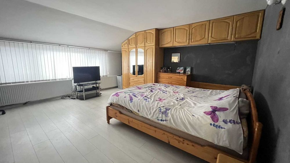 Собственик продава  масивна двуетажна къща с гараж в гр. Мартен