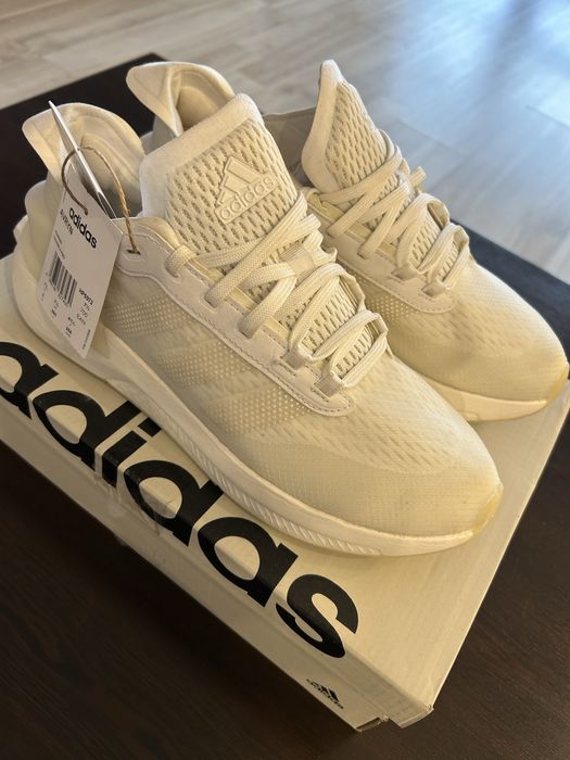 Adidas Avryn running sneakers