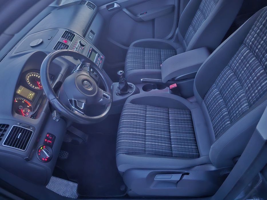 VOLKSWAGEN Touran 2011 — imagine 3