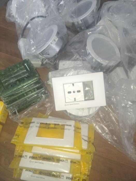 20 Prize,11 spoturi,10suporti priza,10 capace totul made in italy