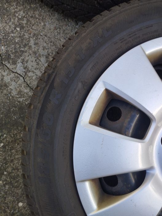 Продавам зимни гуми на джанти за тойота Ярис корола