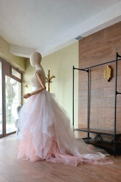 Многослойна булчинска пола с обем и влакче с мек градиент в розаво