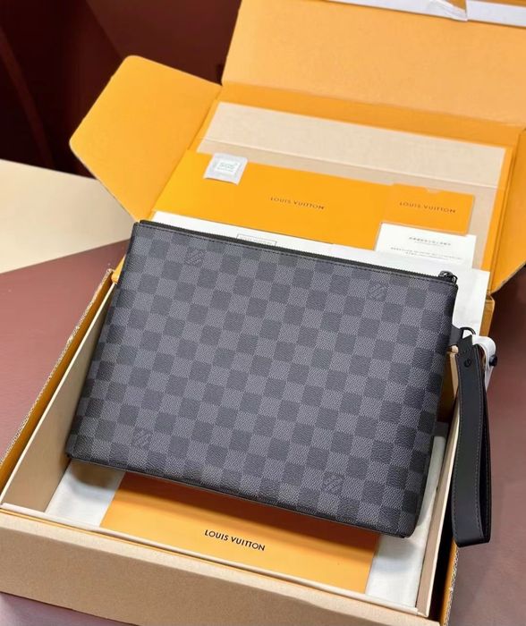 Чанта Louis Vuitton Takeoff Pouch