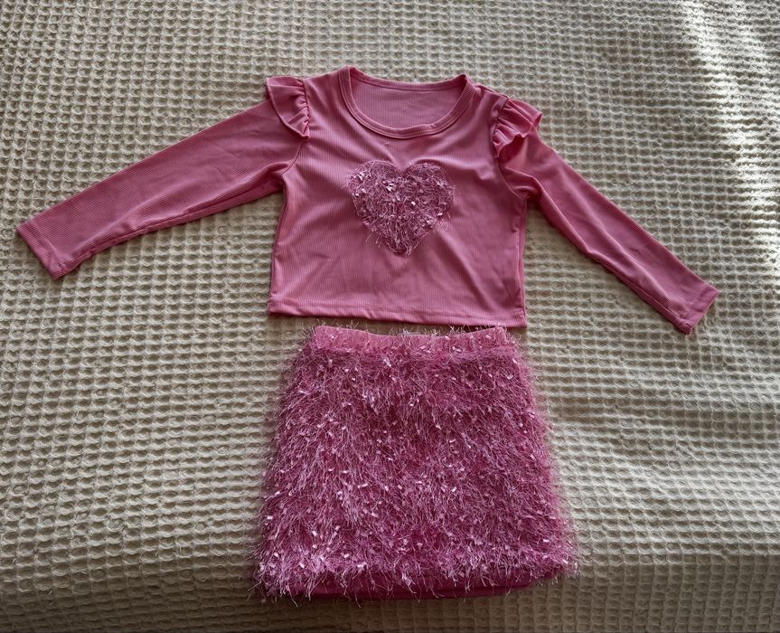 Продам костюмчик на девочку