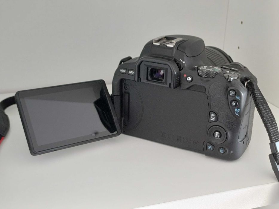 Aparat foto DSRL Canon EOS 200D WiFi