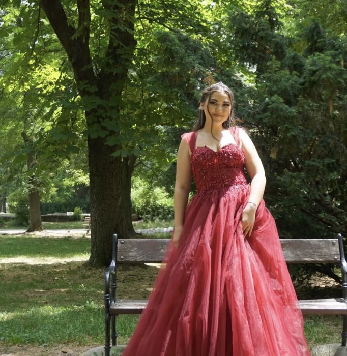 Бална рокля бордо