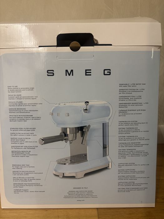 SMEG ECF01CREU espresso and cappuccino
