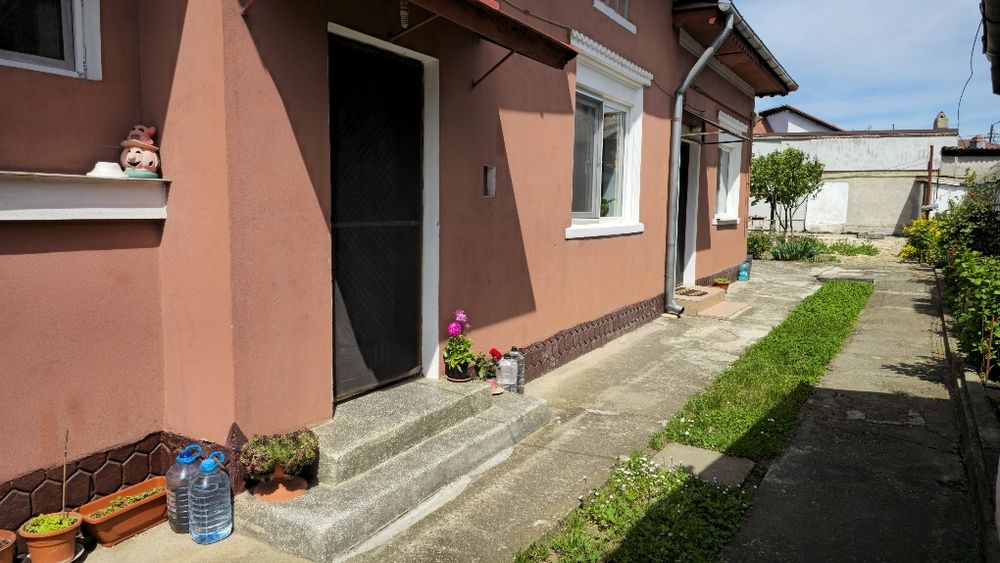 Casă primitoare cu 4 camere și 2 băi în Târgoviște – Renovată, izolata,cu posibilitatea de extindere a constructiei,teren 400 mp, zonă foarte liniștit