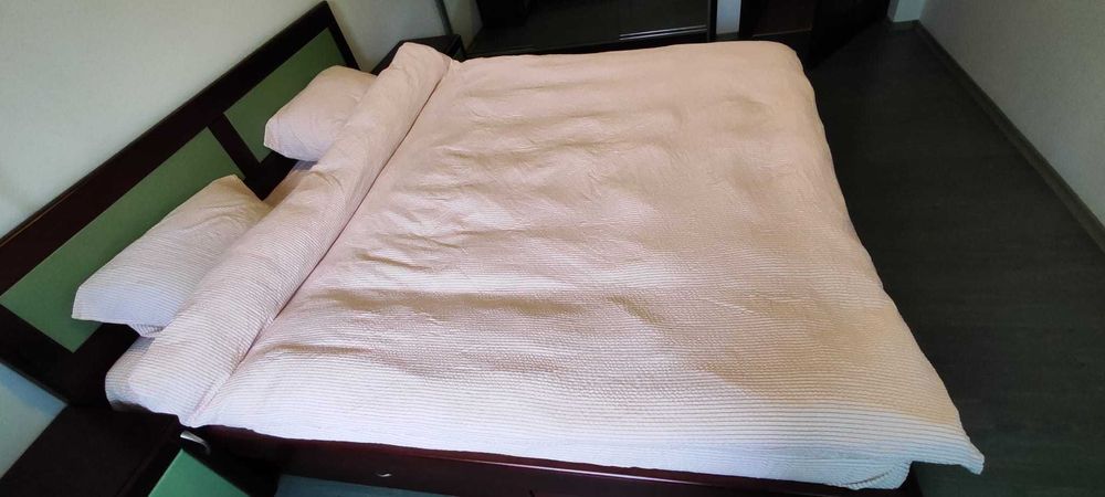 Стилна спалня с чекмеджета за съхранение + нощни шкафчета