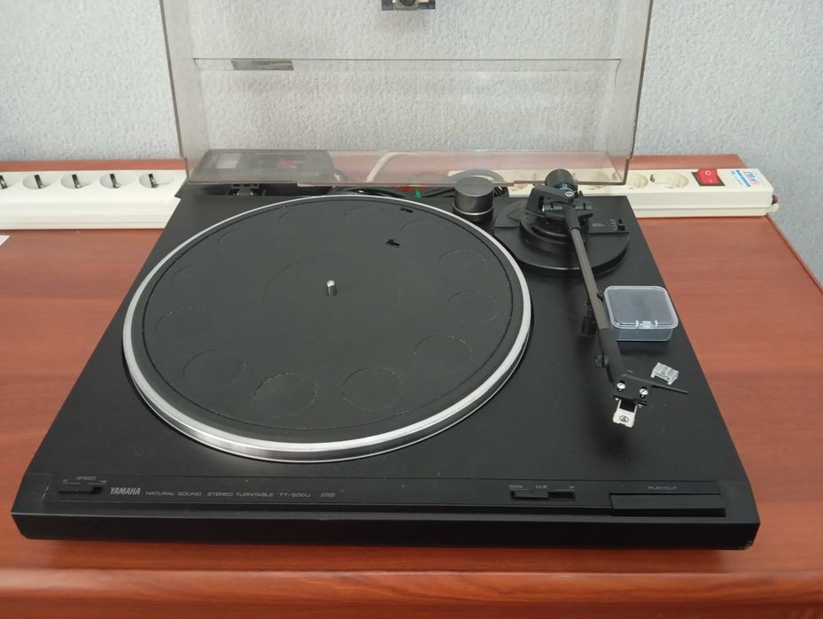 YAMAHA винтажный проигрыватель виниловых дисков.