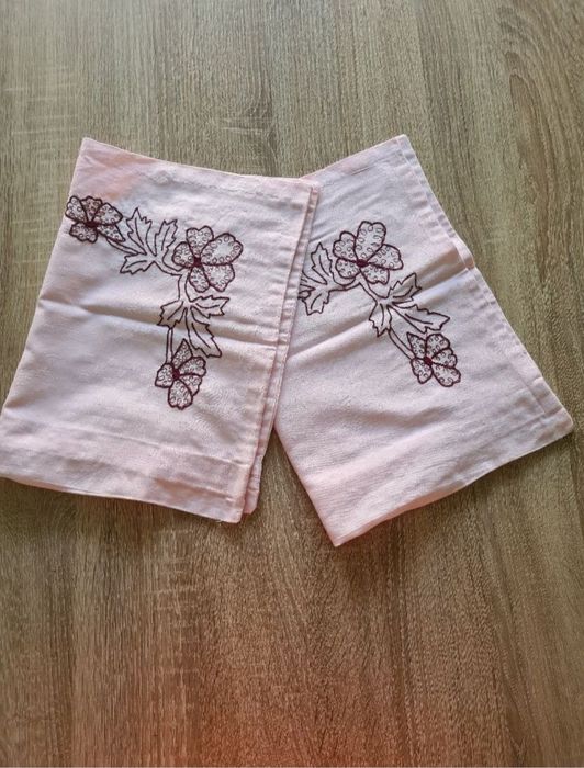 Lenjerie pat din damasc cu broderie realizată manual