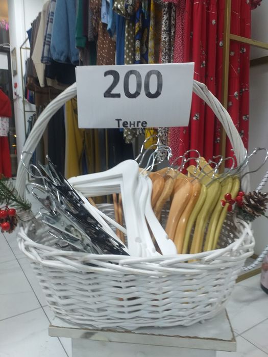 Рейл для магазина одежды